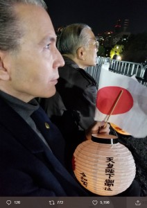 『天皇陛下の御即位をお祝いする国民祭典』を観覧するデーブ・スペクター（画像は『デーブ・スペクター　2019年11月9日付Twitter「皇居前広場の国民祭典に行って来ました。」』のスクリーンショット）