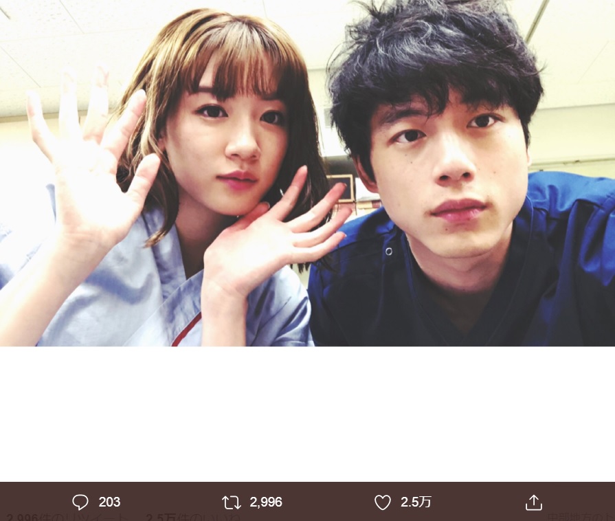 坂口健太郎＆永野芽郁“真顔”バージョン（画像は『坂口健太郎　2019年11月9日付Twitter「「仮面病棟」よろしくお願いします」』のスクリーンショット）