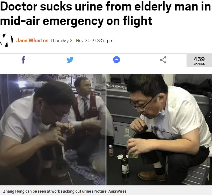 患者の尿を直接吸って吐き出す医師（画像は『Metro　2019年11月21日付「Doctor sucks urine from elderly man in mid-air emergency on flight」（Picture: AsiaWire）』のスクリーンショット）