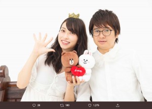 倉持由香とふ～ど、結婚インタビュー記事のオフショット（画像は『倉持由香＠グラドル自画撮り部部長　2019年11月5日付Twitter「いつも連載させて頂いてる ＃BLOGOS さんではブラウン＆コニーと一緒に可愛く撮影」』のスクリーンショット）