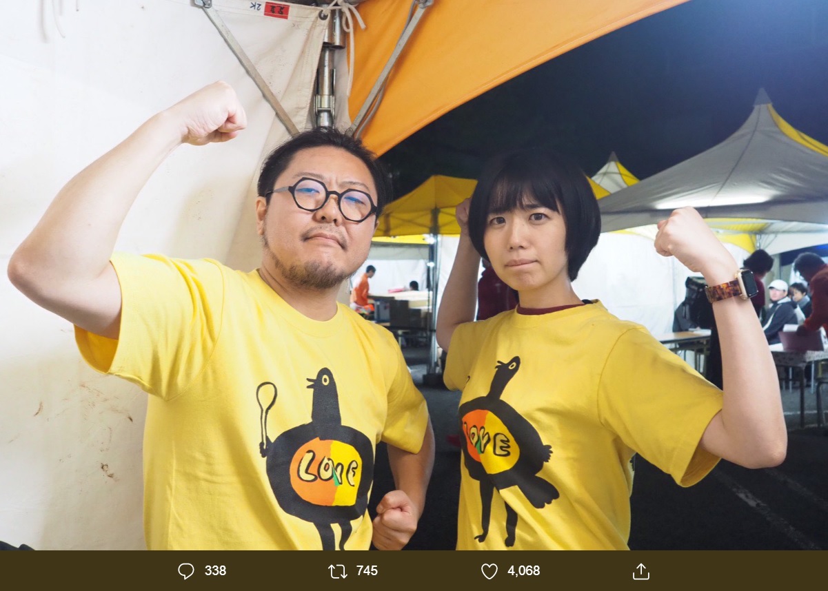 『神田カレーグランプリ2019』にて優勝した「秋葉原カリガリ」の二木博さんと夢眠ねむ（画像は『夢眠ねむ　2019年11月3日付Twitter「＃神田カレーグランプリ 数ある中から選んで食べてくださった皆様、毎年応援してくれる常連さん、師匠と私の本気の本気に気付いて一緒に優勝を目指してくれた全ての方のおかげで優勝を頂きました」』のスクリーンショット）