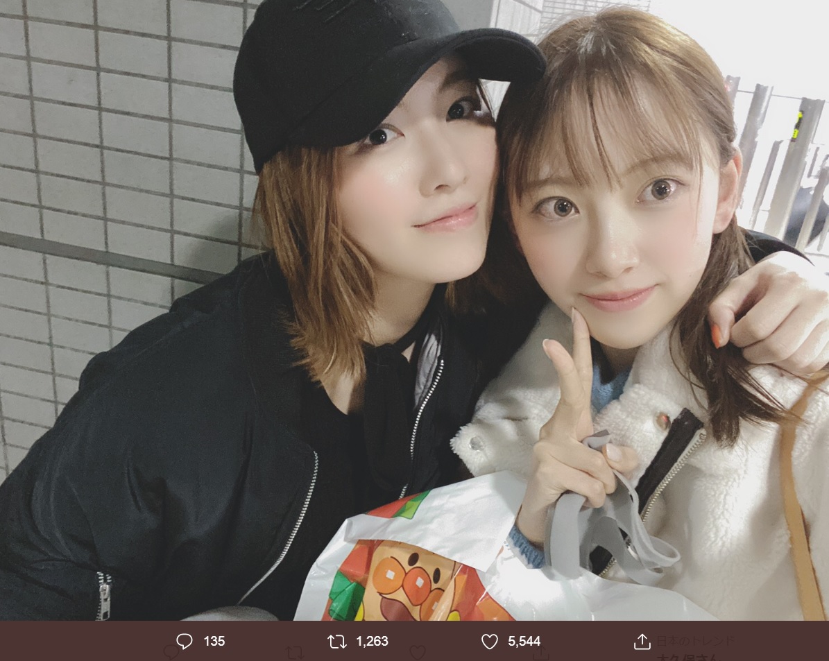 駅で遭遇した松井珠理奈と堀未央奈（画像は『松井珠理奈（ハリウッドJURINA）　2019年12月1日付Twitter「実は、昨日駅でカワイイ子いるってみてたら…」』のスクリーンショット）