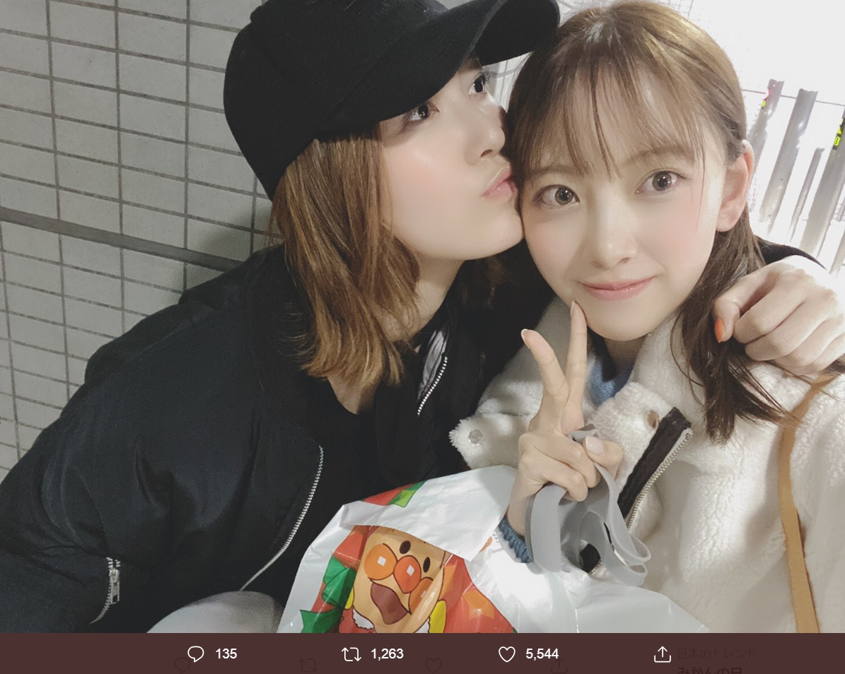 堀未央奈にキスする松井珠理奈（画像は『松井珠理奈（ハリウッドJURINA）　2019年12月1日付Twitter「実は、昨日駅でカワイイ子いるってみてたら…」』のスクリーンショット）