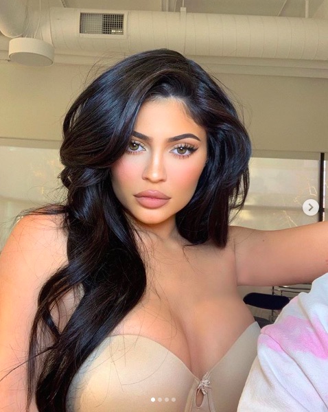 クローゼットがますます豪華になったカイリー・ジェンナー（画像は『Kylie　2019年12月16日付Instagram「set days ..」』のスクリーンショット）