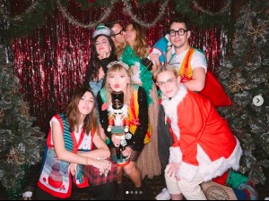 ジジ・ハディッドやライアン・レイノルズ夫妻の姿も（画像は『Taylor Swift　2019年12月14日付Instagram「Honestly spending my 30th with the fans who have made my life what it is at jingle ball, then throwing the most aggressive holiday party known to womankind...」』のスクリーンショット）