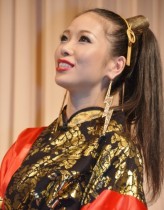 【エンタがビタミン♪】紅蘭、パイソン柄のロングブーツが似合いすぎ　もうすぐ1歳になる愛娘と2ショット