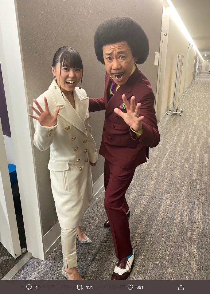 中元みずきと木梨憲武『Mステ』のオフショット（画像は『中元みずき　2019年12月8日付Twitter「先日ミュージックステーションに出演した時のパネルが、テレビ朝日にありました」』のスクリーンショット）