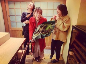 「お腹の底から笑いあえる大切な友達」と紗栄子（画像は『SAEKO　2019年12月11日付Instagram「息子たちの幼稚園時代、子供たちが同じクラスだった事もあり、その時からずっと仲良くしてくれているママ友たち」』のスクリーンショット）