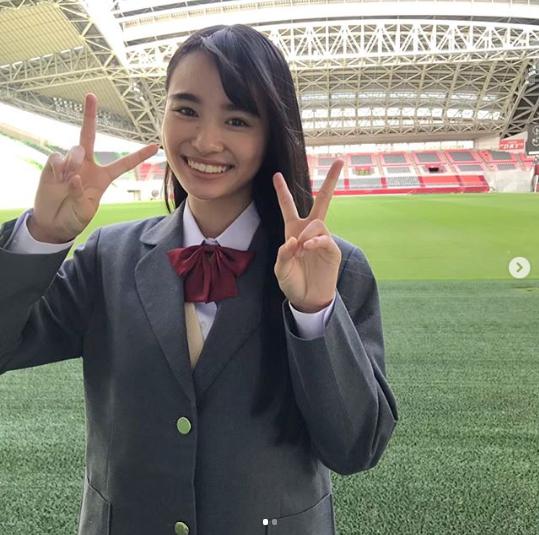 『第28回全日本高等学校女子サッカー選手権大会』広告キャラクターを務めた豊島心桜（画像は『豊島心桜　2019年11月19日付Instagram「お知らせです 第28回全日本高等学校女子サッカー選手権大会の広告に出させてもらってます！」』のスクリーンショット）