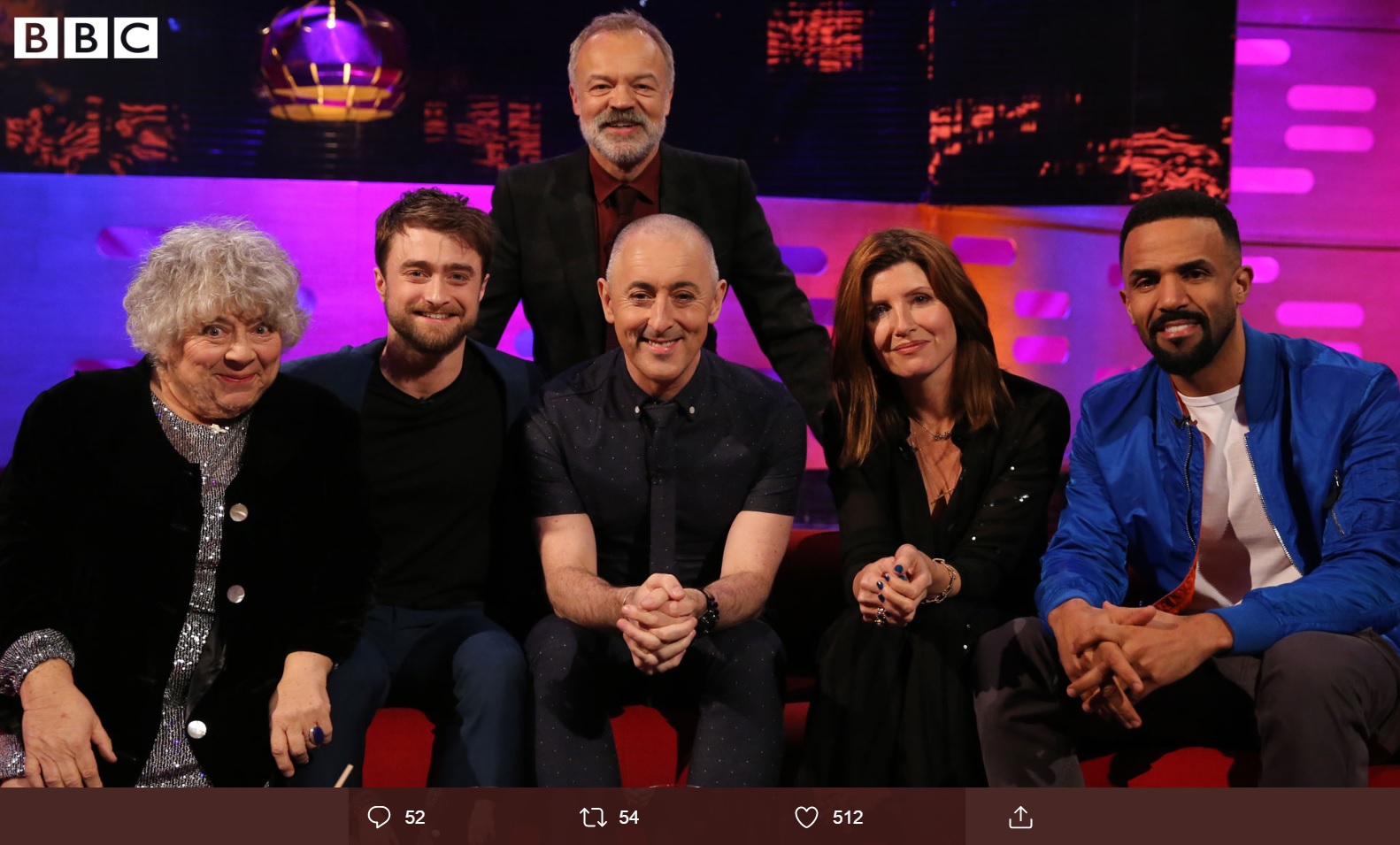 『ザ・グラハム・ノートン・ショー』に出演したミリアム・マーゴリーズ（左端）とダニエル・ラドクリフ（画像は『BBC One　2020年1月10日付Twitter「Tonight on The Graham Norton Show…」』のスクリーンショット）