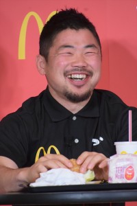 一度に3個のバーガーを食べるという田中史朗選手