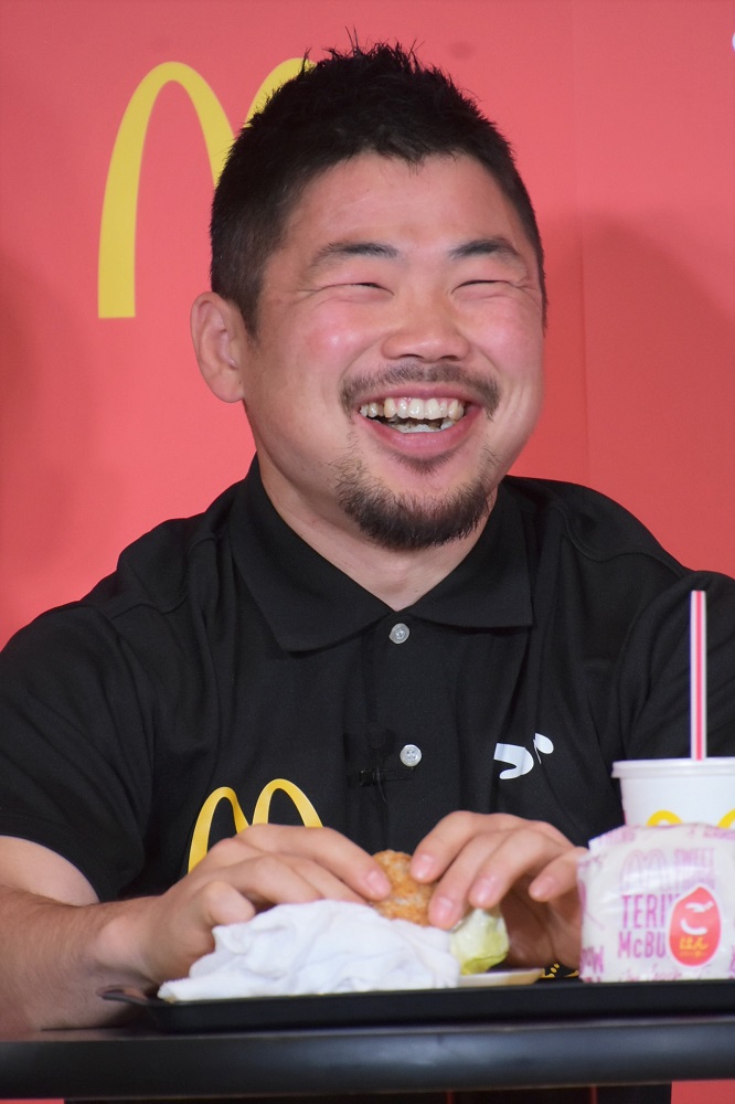 一度に3個のバーガーを食べるという田中史朗選手