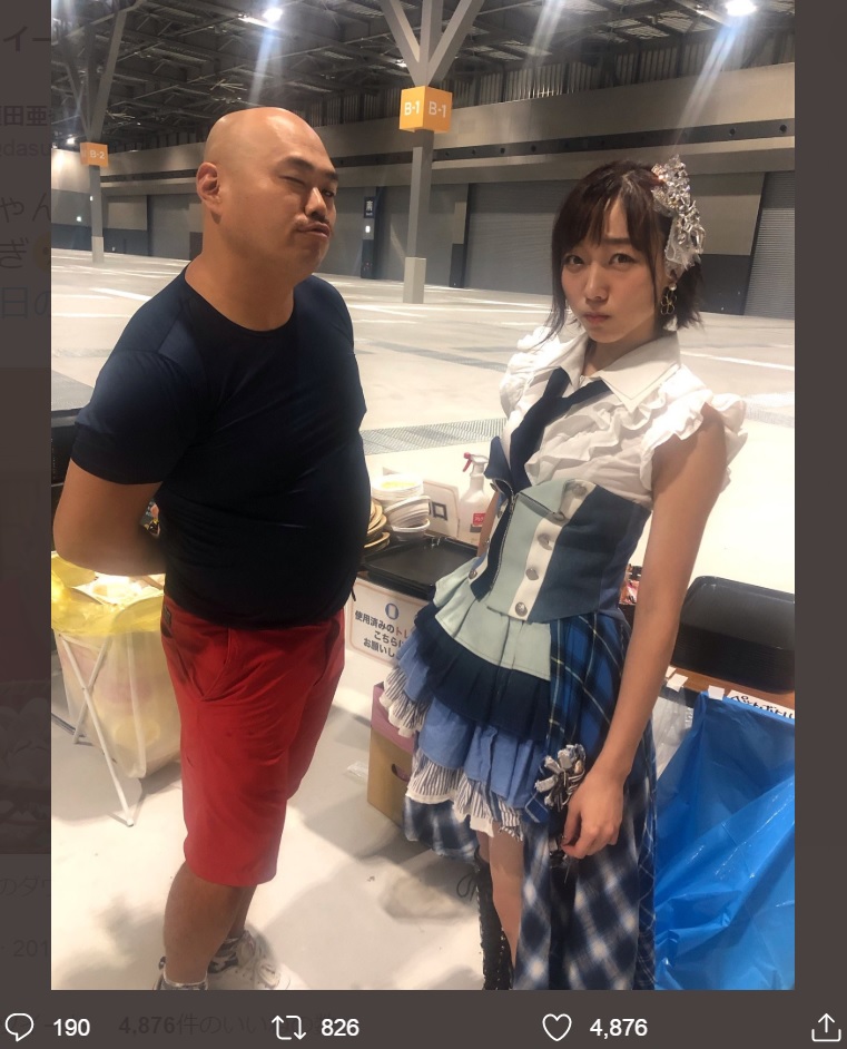 クロちゃんと須田亜香里（画像は『須田亜香里（SKE48）　2019年11月6日付Twitter「クロちゃんのアイドルプロデュース新企画ヤバすぎ、クソ過ぎ」』のスクリーンショット）