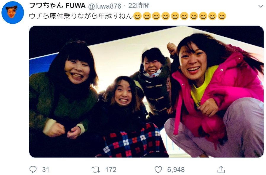 大晦日は加納愛子（Aマッソ）らと過ごしたフワちゃん（画像は『フワちゃん FUWA　2019年12月31日付Twitter「ウチら原付乗りながら年越すねん」』のスクリーンショット）