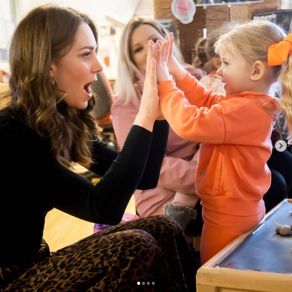 キャサリン妃、英国各地を回るなかで子供達との交流も（画像は『Kensington Palace　2020年1月22日付Instagram「In Cardiff The Duchess of Cambridge joined a baby sensory class at the Ely and Caerau Children’s Centre to hear about the support that parents and staff receive, and to talk about the ＃5BigQuestions on the Under 5s Survey.」』のスクリーンショット）