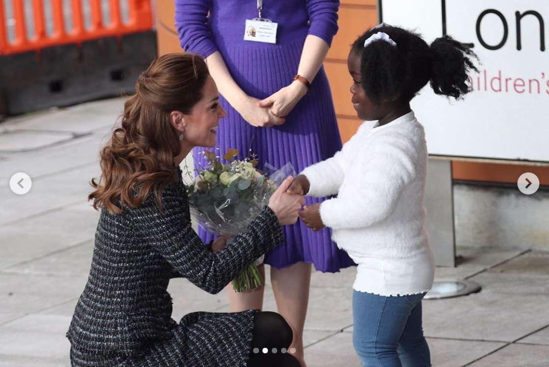 9歳女児からブーケをもらうキャサリン妃（画像は『Kensington Palace　2020年1月28日付Instagram「The Duchess of Cambridge visited Evelina London Children’s Hospital today to learn more about the creative art workshops which are delivered by the ＠nationalportraitgallery Hospital Programme.」』のスクリーンショット）