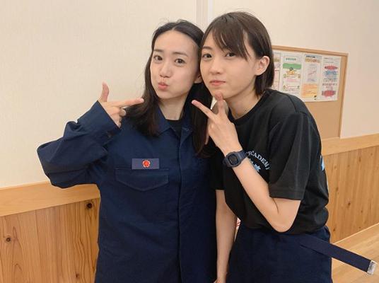 大島優子と木崎ゆりあ（画像は『Yuko Oshima　2020年1月3日Instagram「明日あさってはフジテレビ開局60周年特別企画ドラマ「教場」がついに放送です!!」』のスクリーンショット）