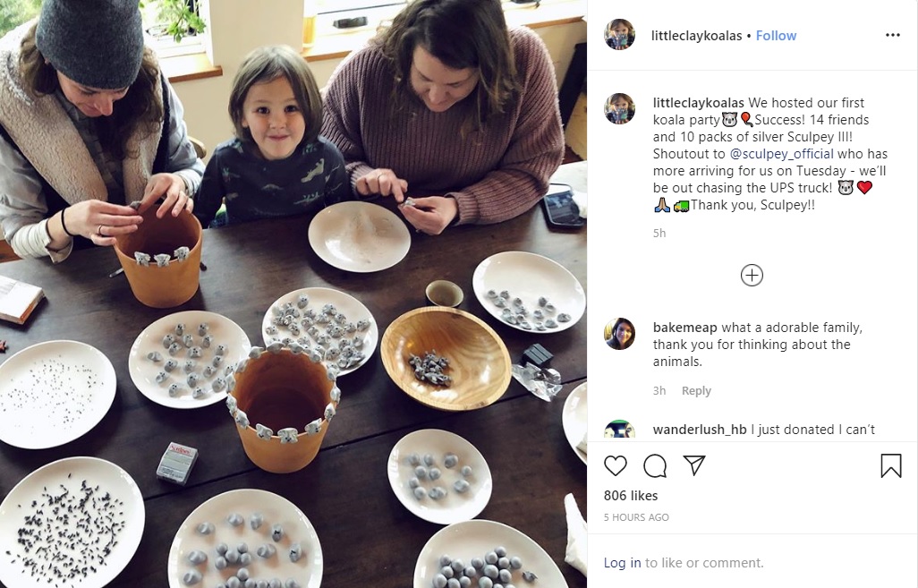 粘土で小さなコアラを作るオーウェン君（画像は『Owen Colley　2020年1月20日付Instagram「We hosted our first koala party Success!」』のスクリーンショット）