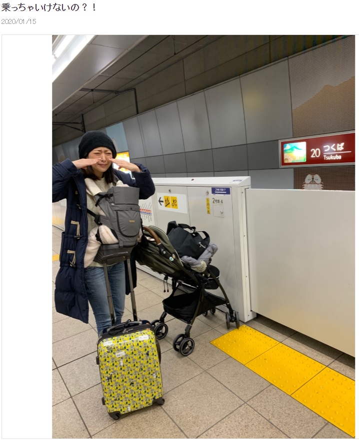 赤ちゃんを抱えて大荷物で電車移動したみかん（画像は『みかん　2020年1月15日付オフィシャルブログ「乗っちゃいけないの?!」』のスクリーンショット）