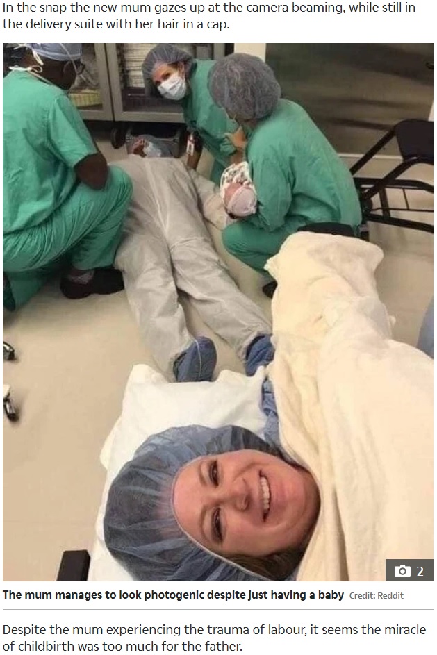 出産立ち会い中に失神した夫と自撮りする妻（画像は『The Sun　2020年1月27日付「BUMPY RIDE Mum snaps hilarious delivery room selfie as her husband passes out while she’s giving birth」（Credit: Reddit）』のスクリーンショット）