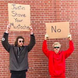 あまのじゃくなジャスティン（画像は『Justin Bieber　2020年2月9日付Instagram「Album out Friday.」』のスクリーンショット）