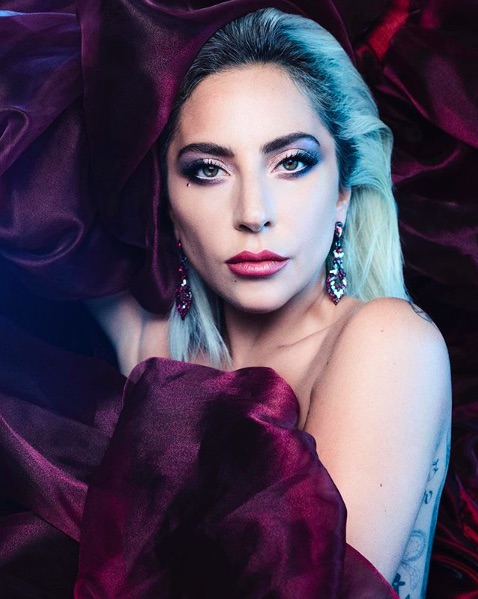 レディー・ガガ、今度の恋はうまくいきそう？（画像は『Lady Gaga　2019年12月4日付Instagram「Inspired by when I worked as a burlesque dancer as I was working to become a star, these shades remind me of my times on the lower east side in New York and the identity I created for myself then.」』のスクリーンショット）