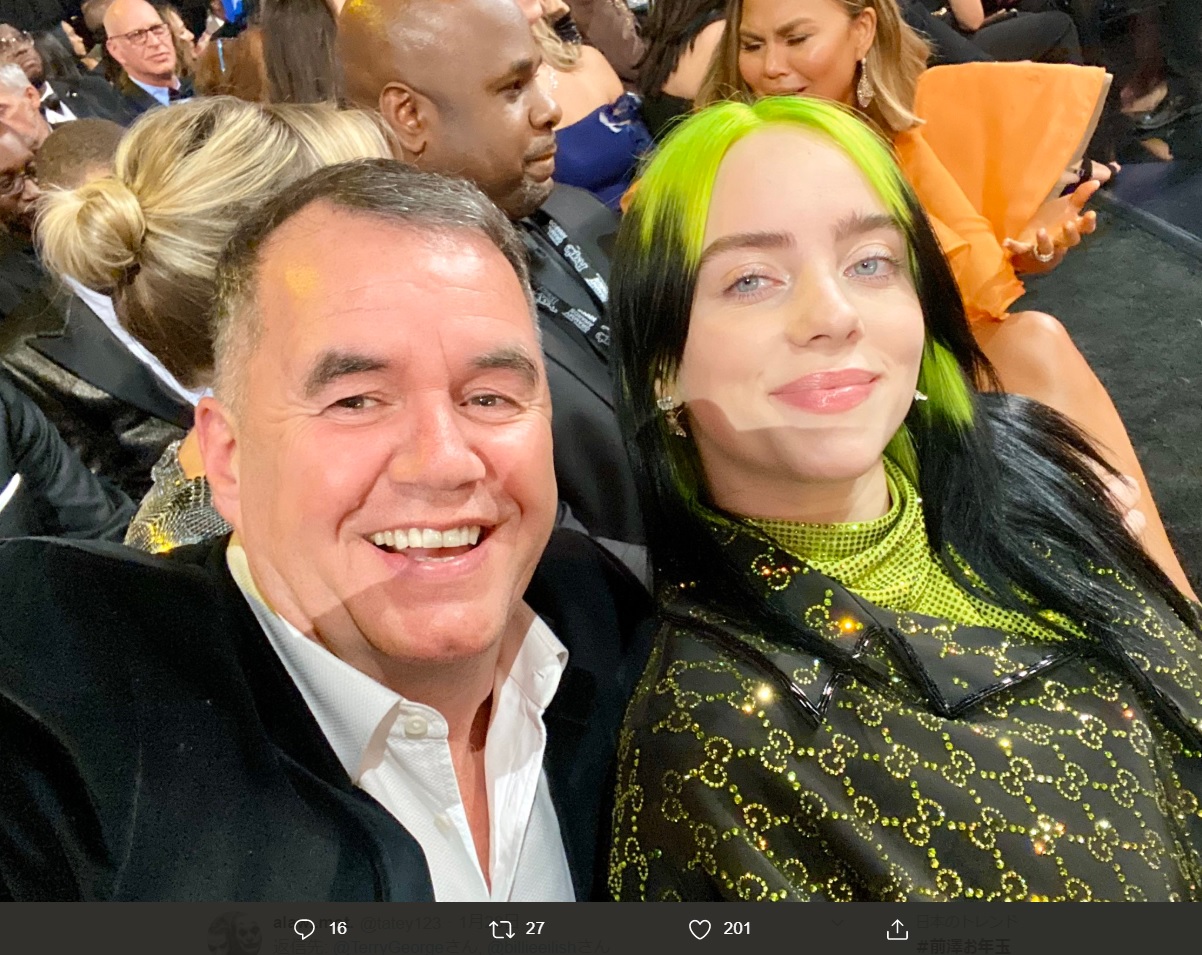 ビリー・アイリッシュと並ぶ男性は誰…？（画像は『Terry George　2020年1月28日付Twitter「It’s a night I won’t forget. When ＠billieeilish scooped up 5 Grammys.」』のスクリーンショット）