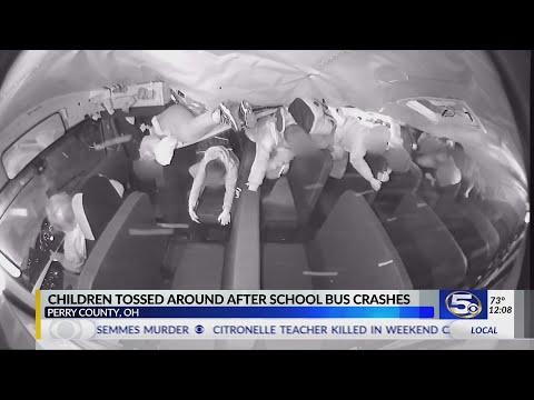 誰もシートベルトをしておらず宙を舞う生徒たち（画像は『WKRG　2020年2月11日公開 YouTube「Authorities release video showing moment Ohio school bus overturned」』のサムネイル）