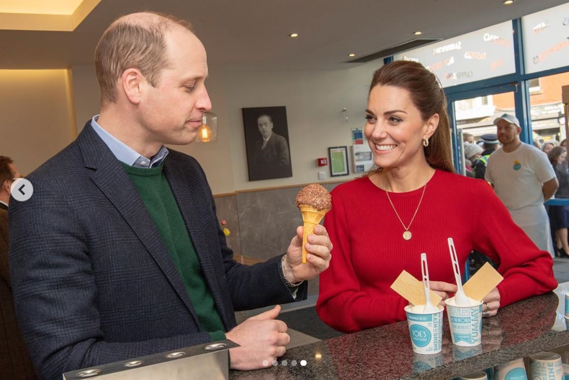 アイスクリーム店に立ち寄ったウィリアム王子とキャサリン妃（画像は『Kensington Palace　2020年2月4日付Instagram「The Duke and Duchess visit Bulldogs Boxing Community in Port Talbot」』のスクリーンショット）