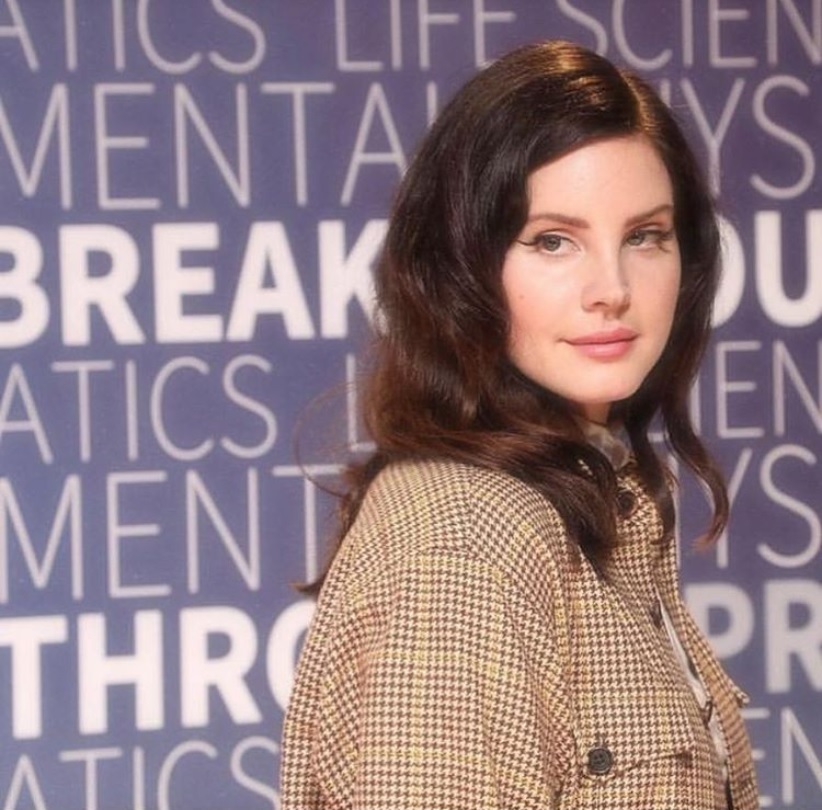 「4週間の休養が必要なの」とラナ・デル・レイ（画像は『Lana Del Rey　2018年11月6日付Instagram「The Oscars of Science」』のスクリーンショット）