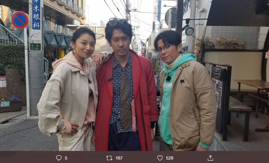 小池栄子、藤森慎吾とともに下北沢でロケした大泉洋（画像は『火曜サプライズ【公式】　2020年2月4日付Twitter「今夜7時～放送」』のスクリーンショット）