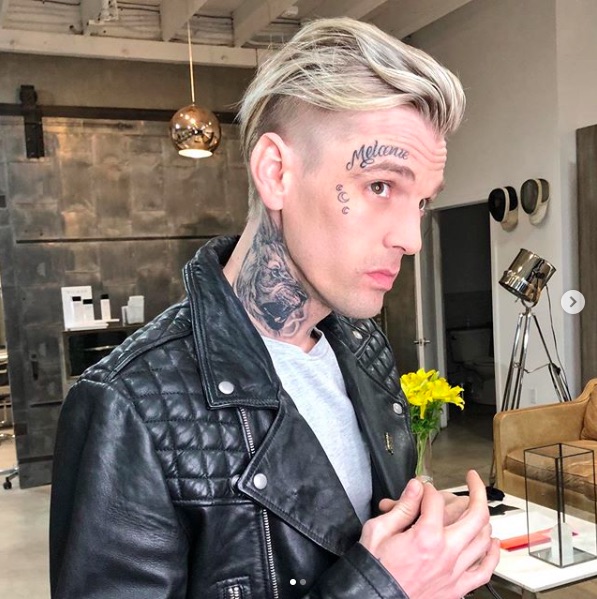 右眉の上に恋人の名前を彫り入れたアーロンだが…（画像は『Brandon Peach　2020年3月7日付Instagram「Aaron Carter Had so much fun hanging out with this guy and bringing him back his signature bright blonde」』のスクリーンショット）