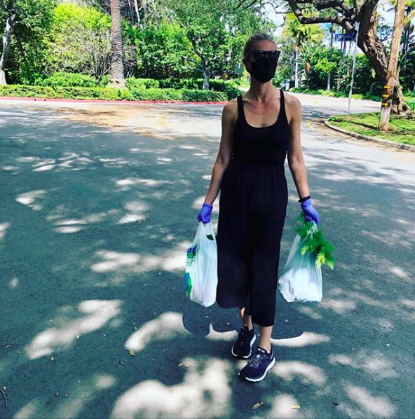 マスク＆グローブ姿のグウィネス・パルトロウ（画像は『Gwyneth Paltrow　2020年3月22日付Instagram「＠bradfalchuk and I were grateful to learn our local farmers market was open this morning;」』のスクリーンショット）