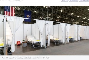 ベッドが置かれた米NYのコンベンションセンター（画像は『Sky News　2020年3月28日付「Coronavirus: Donald Trump signs ＄2.2trn relief bill as New York pleads for hospital beds」』のスクリーンショット）