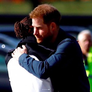 ハミルトン氏と熱い抱擁を交わすヘンリー王子（画像は『The Duke and Duchess of Sussex　2020年3月6日付Instagram「This morning, The Duke of Sussex raced up to Silverstone, home of the British Grand Prix to open the The Silverstone Experience, a brand-new immersive museum that tells the story of the past, present and future of British motor racing.」』のスクリーンショット）