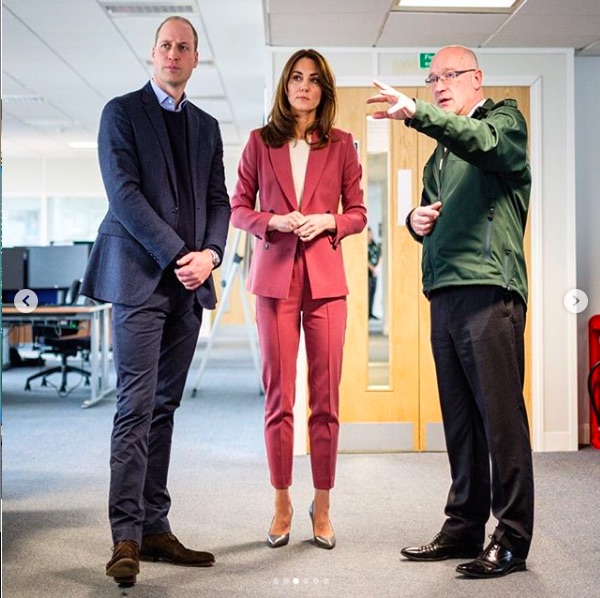 スタッフの話に耳を傾けるウィリアム王子夫妻（画像は『Kensington Palace　2020年3月20日付Instagram「Catherine and I were proud to visit staff working at NHS 111, to pass on our personal thanks, along with those of my grandmother and father, to staff working around the clock to provide care and advice to those that need it most.」』のスクリーンショット）