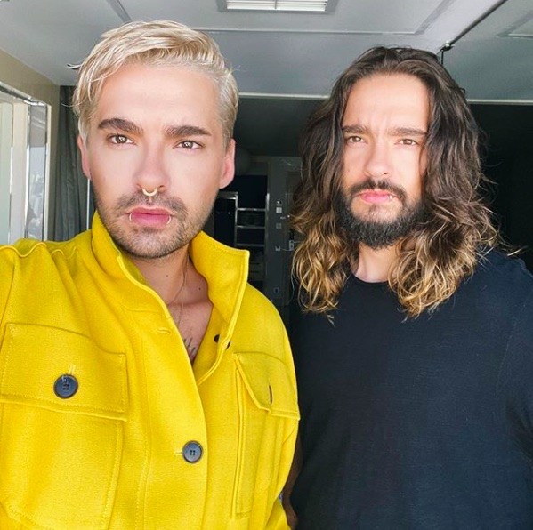 双子のビルと外出し猛バッシングを受けたトム・カウリッツ（右）（画像は『Tokio Hotel　2019年12月5日付Instagram「We had too much tequila last night」』のスクリーンショット）