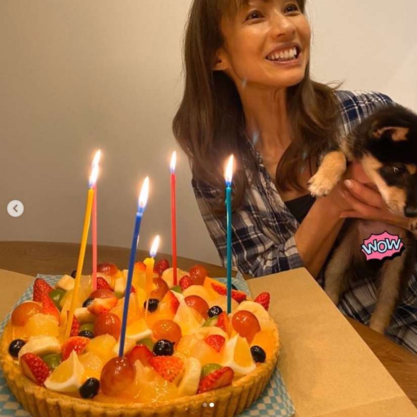 誕生日をお祝いしてもらった花田美恵子（画像は『Mieko Hanada　2020年3月18日付Instagram「ここ何年か、誕生日を日本で迎えることが多かったのですが、今年もやはり3月には珍しく雪の降る東京で家族にお祝いしてもらいました」』のスクリーンショット）