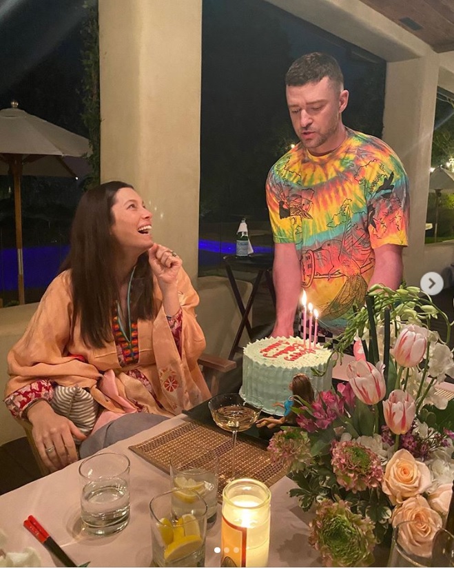 妻ジェシカ・ビールの誕生日を祝うジャスティン・ティンバーレイク（画像は『Jessica Biel　2020年3月3日付Instagram「Celebrating my birthday in style... and by that I mean, in pajamas.」』のスクリーンショット）