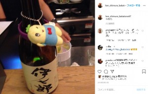 愛飲の焼酎にはふなっしーのマスコットが（画像は『志村けん　2015年5月31日付Instagram「今夜も」』のスクリーンショット）