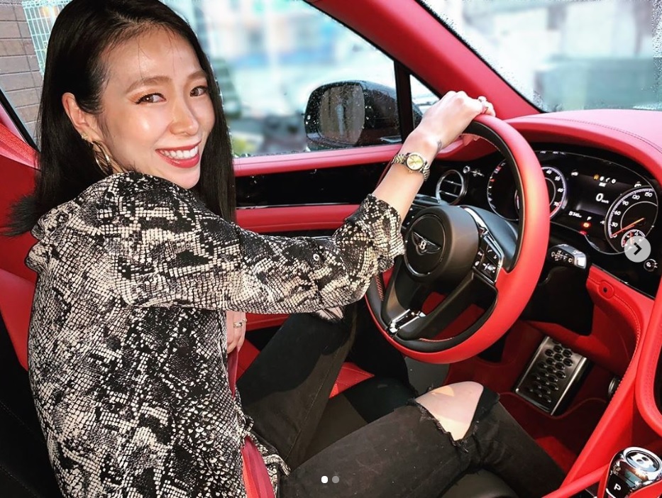 先に車内をお披露目していた紅蘭（画像は『紅蘭　2020年3月2日付Instagram「新型ベンテイガ ベントレーのSUV」』のスクリーンショット）