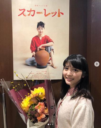 『スカーレット』撮影終了で花束を贈られた松田るか（画像は『松田るか Ruka Matsuda　2020年3月28日付Instagram「NHK連続テレビ小説『スカーレット』最後までご視聴頂きありがとうございました！」』のスクリーンショット）