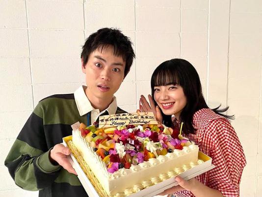 菅田将暉の誕生日を祝う小松菜奈（画像は『映画「糸」公式アカウント　2020年2月21日付Instagram「＃菅田将暉 さん 今日は菅田将暉さんの誕生日」』のスクリーンショット）