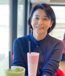 好きな物を食べて新型コロナを吹き飛ばそうという高嶋ちさ子（画像は『Chisako Takashima　2020年3月9日付Instagram「病は気からと言うので、好きな物を沢山食べるのだ！」』のスクリーンショット）