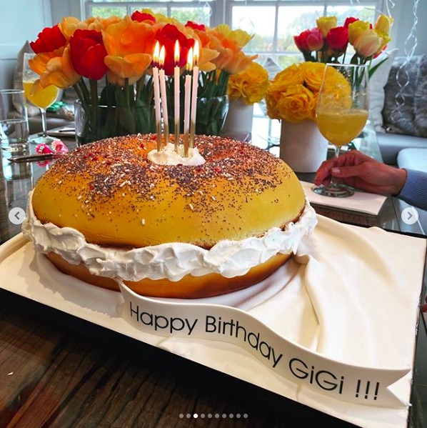 ベーグルの形をした特製バースデーケーキ（画像は『Gigi Hadid　2020年4月24日付Instagram「Had the sweetest day celebrating my 25th birthday with my quarantine family, who made it so special for me, along with all the love I felt from all over the world!」』のスクリーンショット）