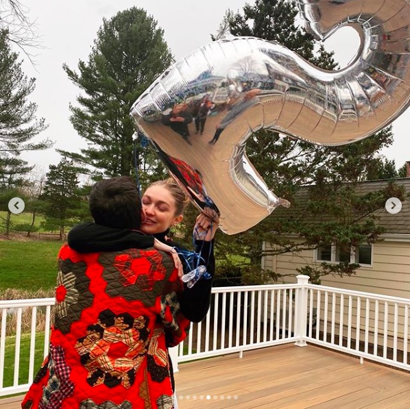 ゼイン・マリクとハグを交わすジジ・ハディッド（画像は『Gigi Hadid　2020年4月24日付Instagram「Had the sweetest day celebrating my 25th birthday with my quarantine family, who made it so special for me, along with all the love I felt from all over the world!」』のスクリーンショット）