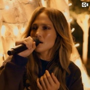 バーブラ・ストライサンドの代表曲『People』を歌ったジェニファー・ロペス（画像は『Jennifer Lopez　2020年4月19日付Instagram「There’s one thing that I realized during this whole time, and it’s how much we all need each other...」』のスクリーンショット）