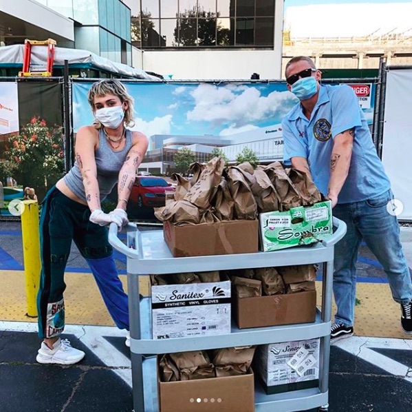 「皆も自分達のコミュニティーに愛を届けて」マスクと手袋を着用し、地元病院スタッフにタコスを届けたマイリー・サイラスとコーディー・シンプソン（画像は『Cody Simpson　2020年4月4日付Instagram「Tacos for the incredible healthcare workers at our local hospital!」』のスクリーンショット）