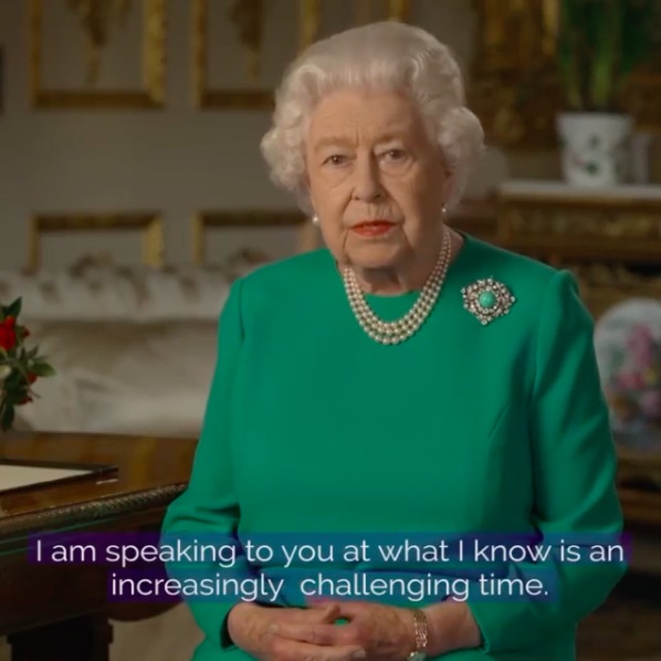 異例の演説を行ったエリザベス女王（画像は『The Royal Family　2020年4月5日付Instagram「Her Majesty The Queen addresses the UK and Commonwealth in a special broadcast recorded at Windsor Castle.」』のスクリーンショット）