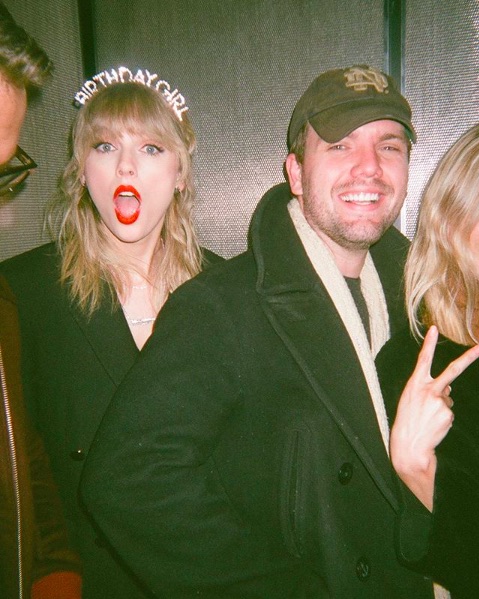 テイラー・スウィフトと2歳年下の弟オースティンさん（画像は『Taylor Swift　2020年4月10日付Instagram「It’s National Siblings Day!」』のスクリーンショット）